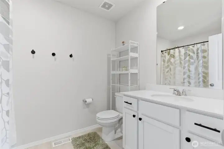 En-suite full bathroom