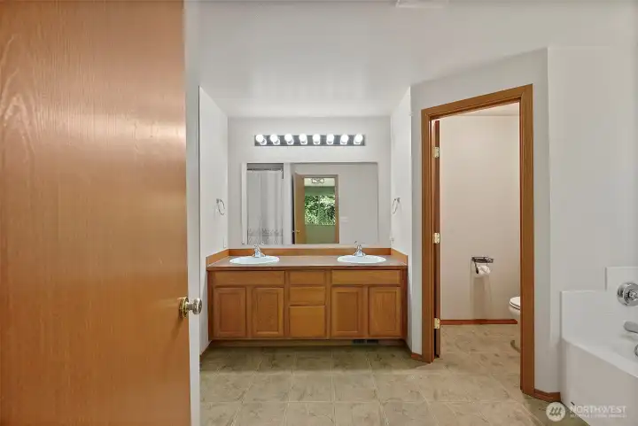 Primary 5 piece bath, shower and walkin closet to the left
