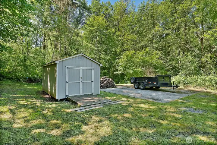 Full concret slab, once a pole barn. Large shed.