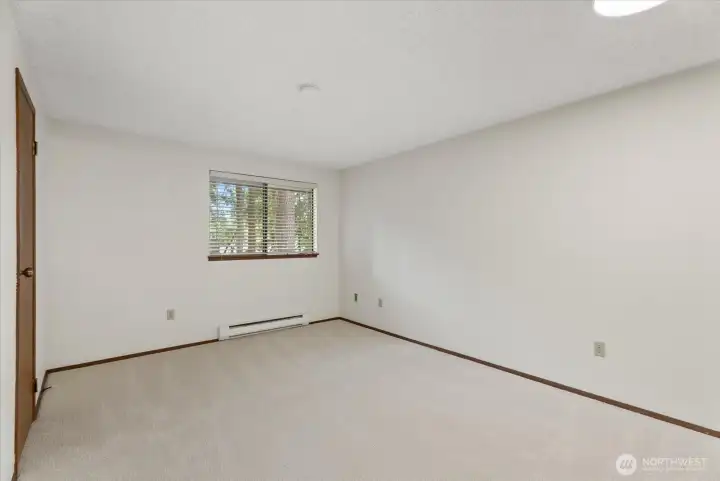 Large 2nd bedroom.