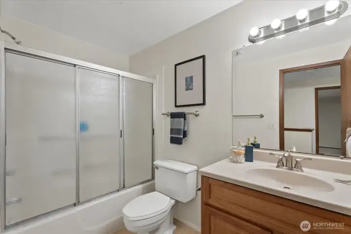 Upstairs full bathroom.