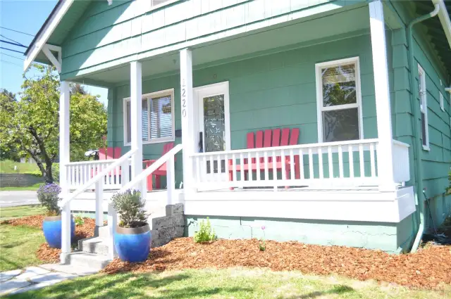 Nice porch for enjoying the sunshine!