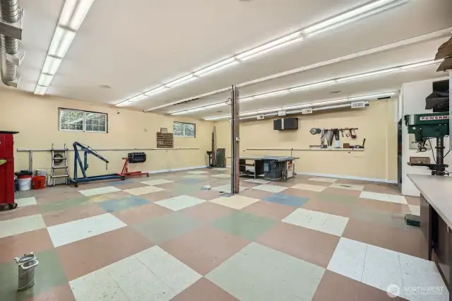 2100 sf shop--  workbench on right stays