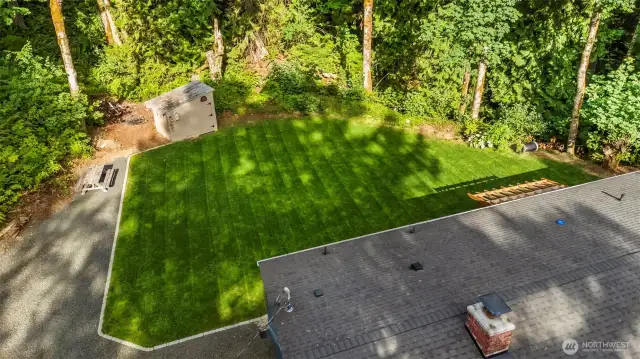 I love this backyard. Complete with a little storage shed.