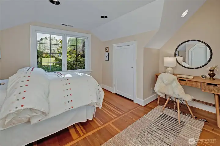 The second upstairs bedroom. This one is the middle bedroom.