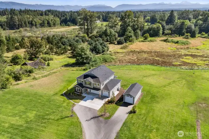 Photographs are for illustrative purposes only. Features, finishes, interior/exterior colors, landscaping and floorplan shown may vary from actual homes built.