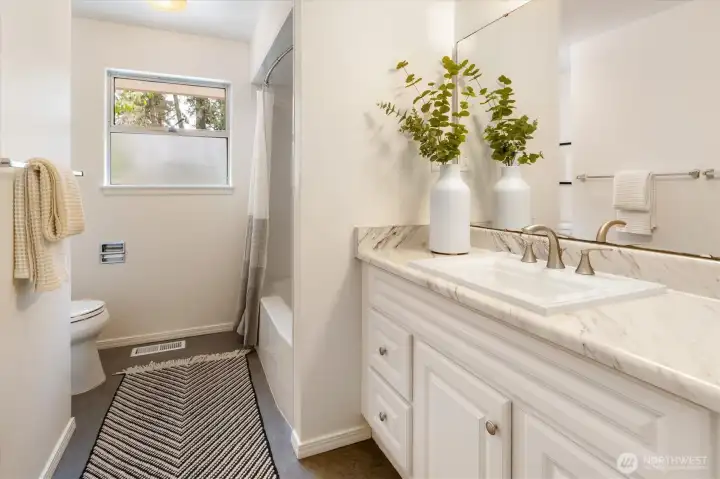 West home - 22511: Full bathroom centrally located between the bedrooms.