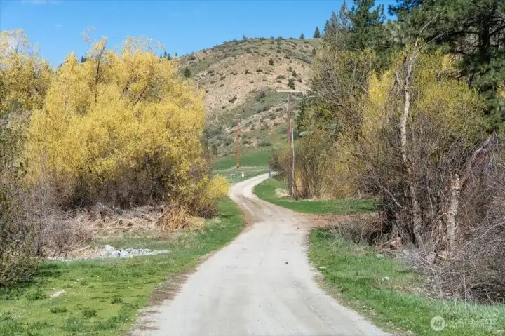 Nice established dirt road to the property.