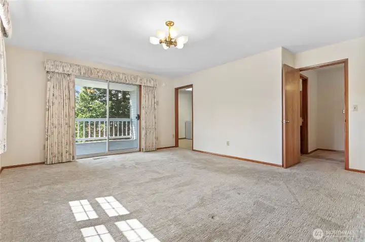 This could be a second master bedroom upstairs.