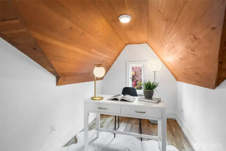 Charming nook in upper BR