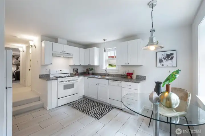 Lower kitchen w dining