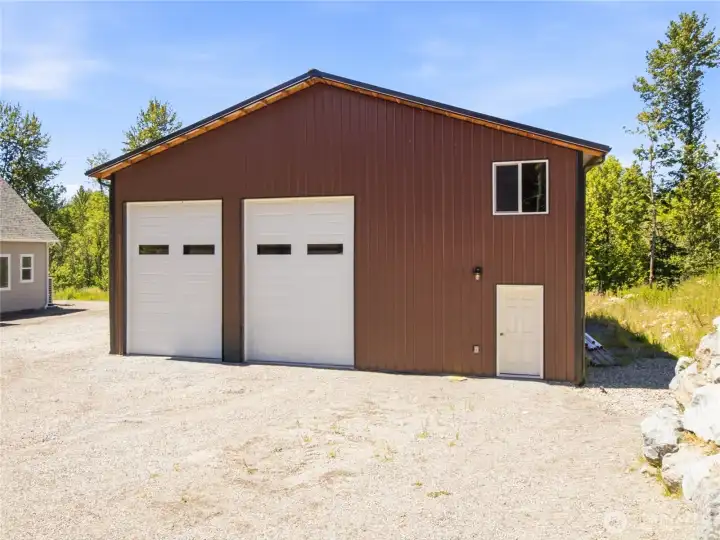 Shop with two bay doors Shop with two bay doors