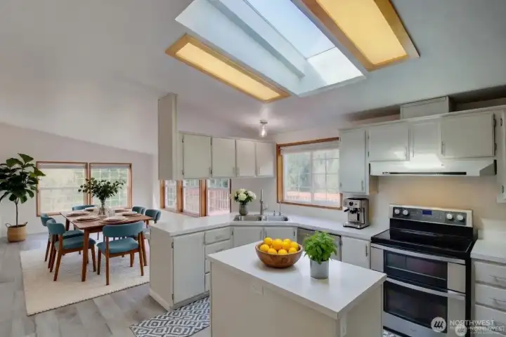Large, bright kitchen and dining room. Large, bright kitchen and dining room.