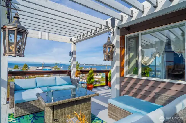 2nd floor deck w/ pergola