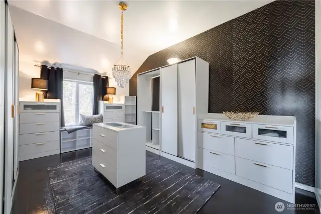 This room offers the choice of a 4th bedroom or a dream-worthy primary closet!