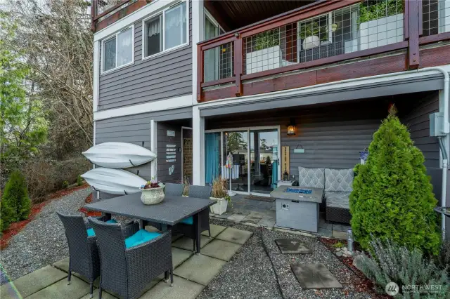 ?? Kayaks Included! – Launch directly from the property and paddle your way to the bay!