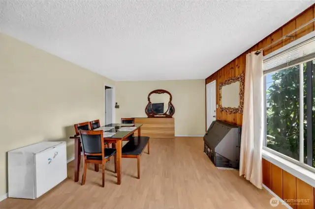 Living room/eating area