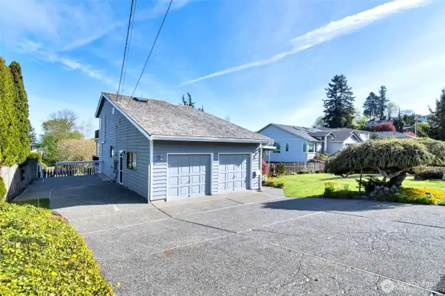 Huge Driveway w/ room for an RV!