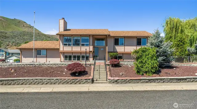 Spacious home with solid structure, tucked in a peaceful cul-de-sac.