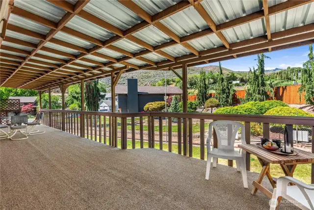 Large covered back deck.