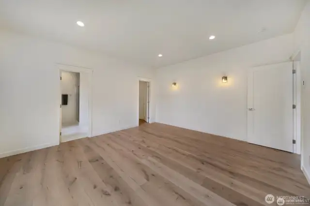 2nd primary bedroom.