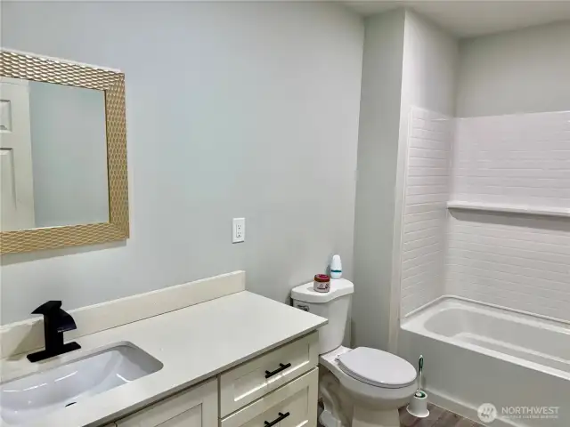 808 Unit B Bathroom