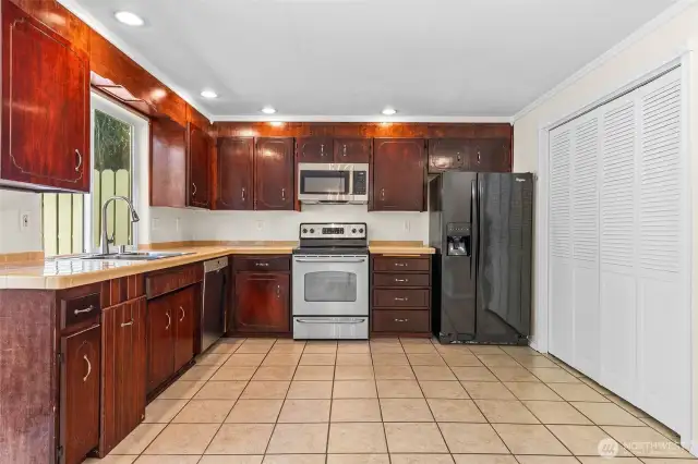 Cherry Wood Cabinets w/ plenty of storage~