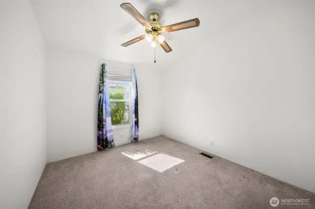 2nd bedroom with ceiling fan.