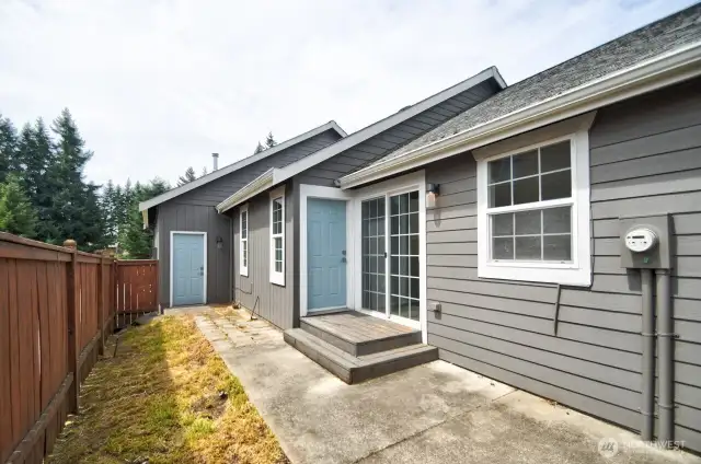 The Side yard is completely fenced. Perfect for entertaining and barbecuing.