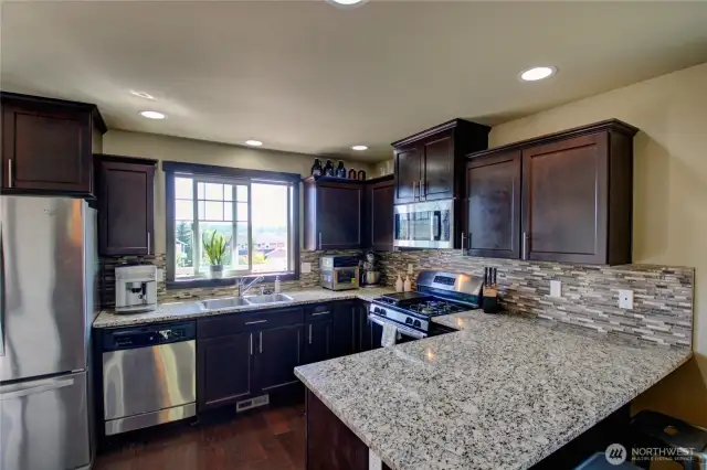 Granite counters, w/ eating bar, stainless appliances