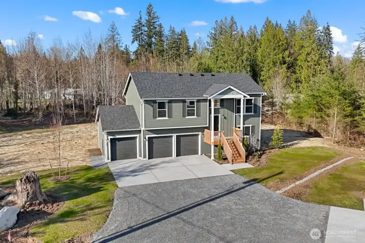 Photographs are for illustrative purposes only. Features, finishes, interior/exterior colors, landscaping and floorplan shown may vary from actual homes built