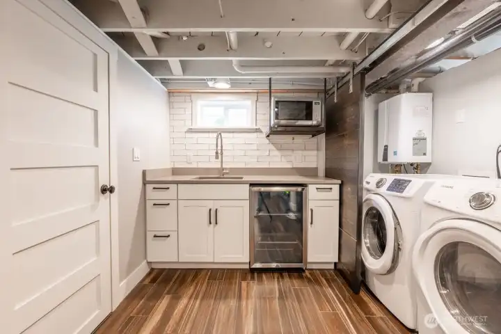 Wet bar/ Laundry