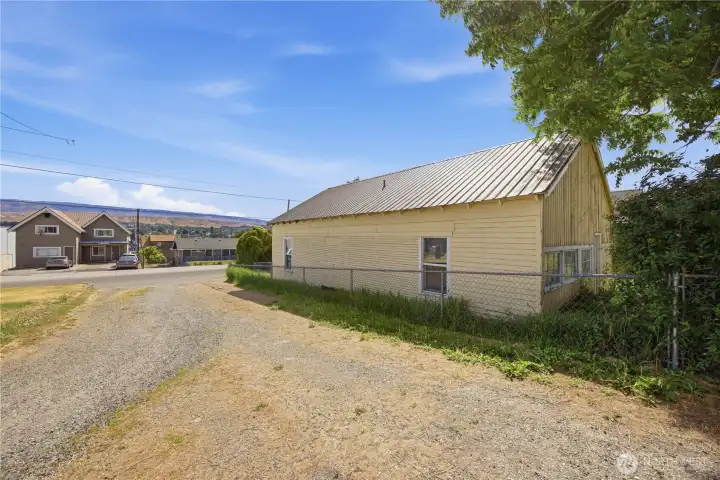 620 S Chelan side view.