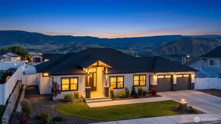 Stunning, almost new, rambler with 4 beds near Highlander Golf Course Stunning, almost new, rambler with 4 beds near Highlander Golf Course