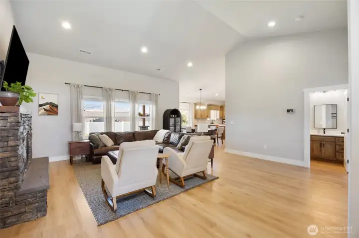 Vaulted ceiling (9' elsewhere) in this spacious living room Vaulted ceiling (9' elsewhere) in this spacious living room
