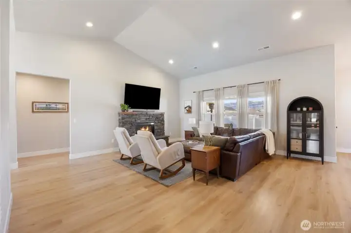 Light and bright with fireplace (electric) Light and bright with fireplace (electric)