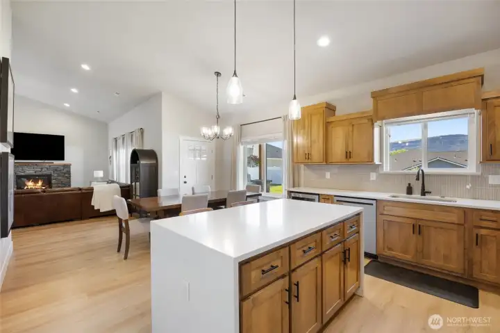 Seemless flow from kitchen, to dining, to living room Seemless flow from kitchen, to dining, to living room