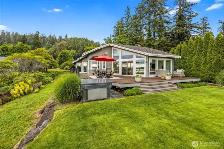 Lovel level front lawn out to the beach Lovel level front lawn out to the beach