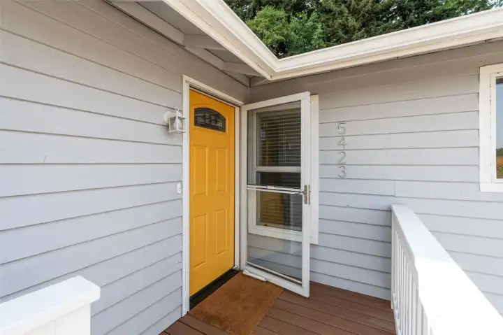 Front Porch & Staircase Upgraded in 2021 Front Porch & Staircase Upgraded in 2021