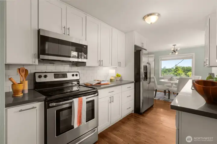 Abundant Cabinet & Countertop Space Abundant Cabinet & Countertop Space