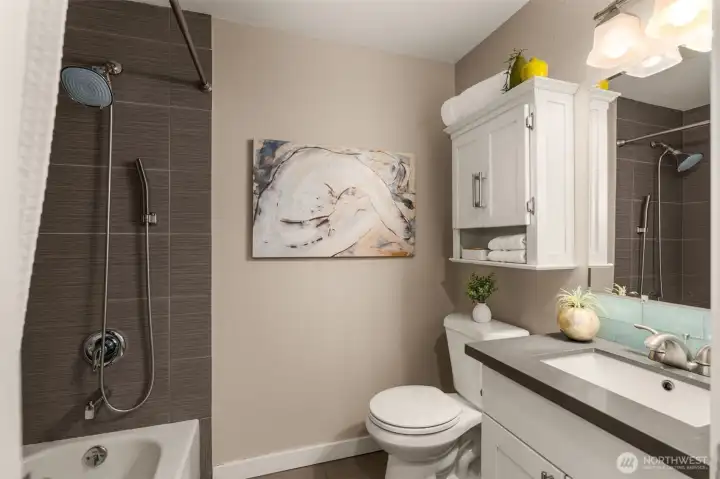 Full Bathroom on Main Level Full Bathroom on Main Level
