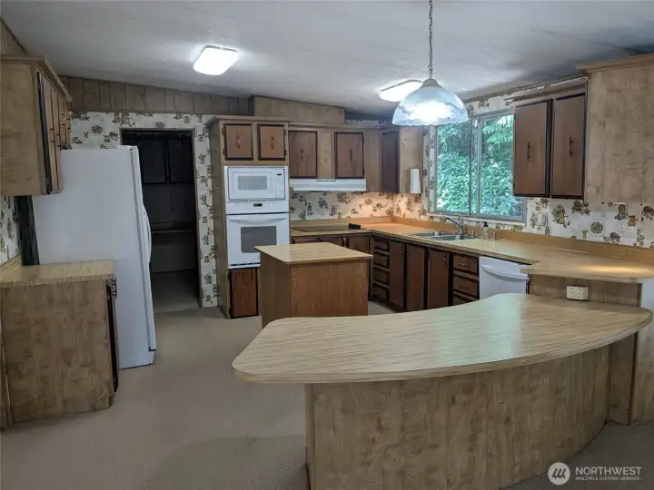 Spacious kitchen w/ new electric cooktop Spacious kitchen w/ new electric cooktop