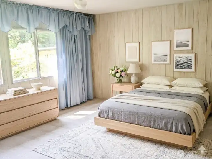 Primary bedroom suite w/ 4-piece bath (virtually staged) Primary bedroom suite w/ 4-piece bath (virtually staged)