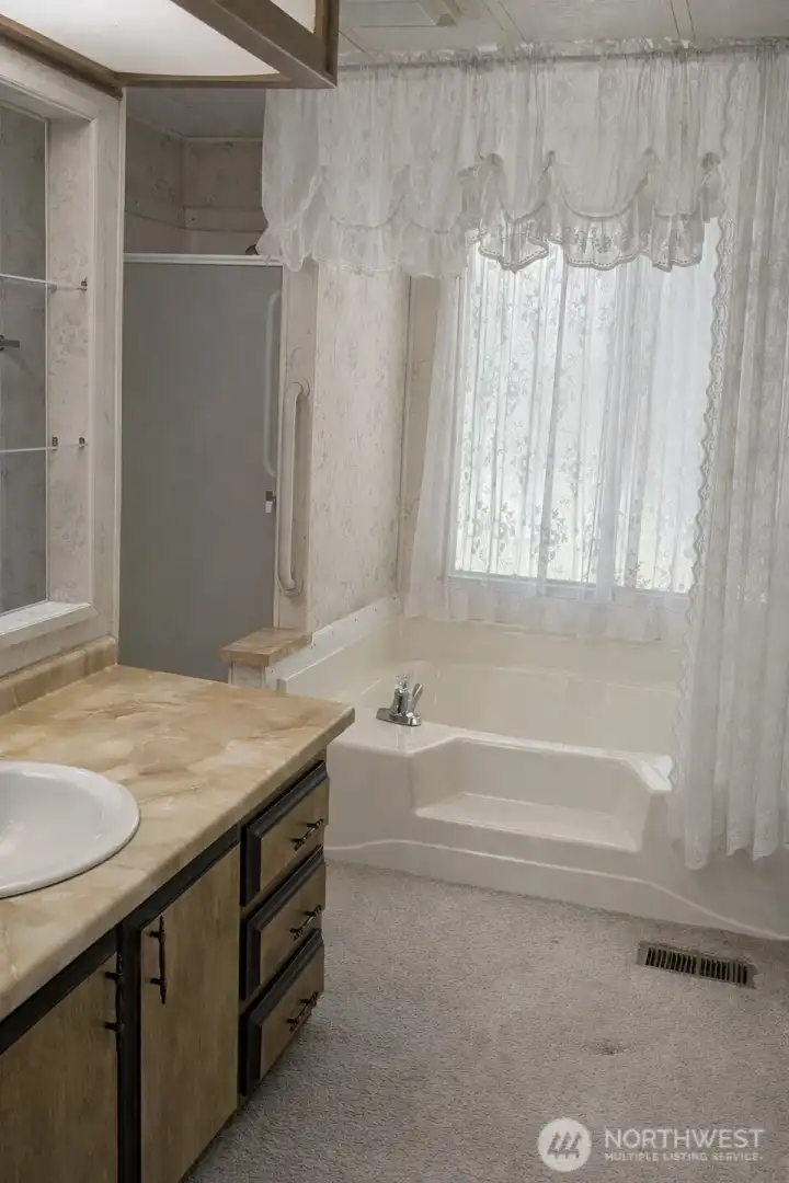 Ensuite primary bathroom w/ separate shower & soaking tub Ensuite primary bathroom w/ separate shower & soaking tub