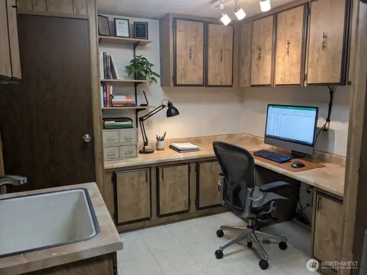 Office w/ built-in’s off kitchen (virtually staged) Office w/ built-in’s off kitchen (virtually staged)