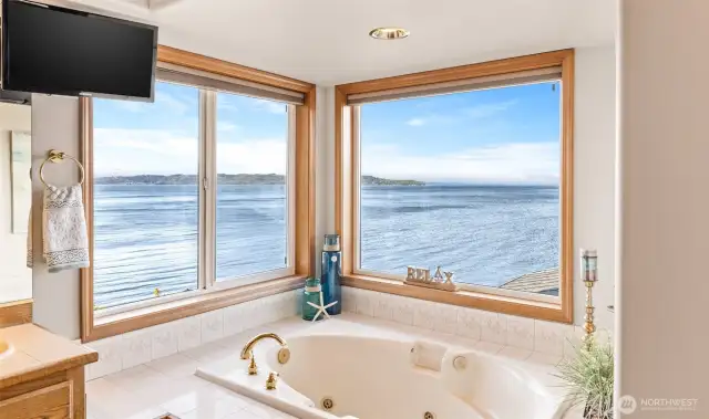 Primary suite bathroom with jetted tub.