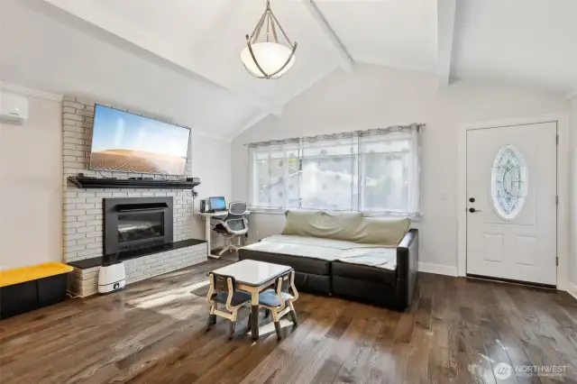 Livingroom with fireplace and vaulted ceiling