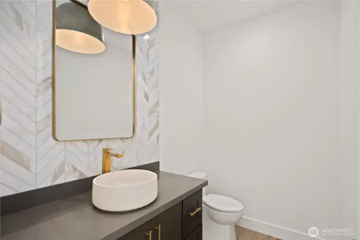 Upstairs guest bath, no details missed!