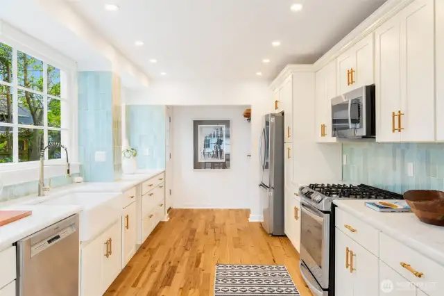 Quartzite counters, gorgeous tile, gas stove, all new appliances