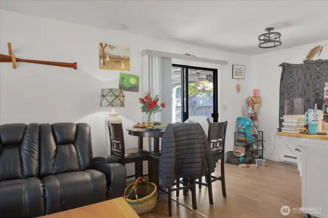 Living room/dining area